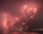 大年初二，香港新年煙花秀準時於晚上八點在維多利亞海港燃放，共23分鐘，吸引近30萬港人在維港兩岸欣賞。（攝影：郭威利/大紀元）